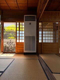 急遽、思い付きながら、タイトな時間にて空調機並びに電気工事をお願い出来ました

今の時代に併せて、私も時代の波に乗り執行してしました

動力ではありませんので、思った程は涼しく無いかもですが無いよりマシ位で来山下さい

お参りの方には少しでも涼を感じていただければ幸いです

特別な夏が始まりそうです

#名古屋#春日井市#寺社 #寺 #御朱印#空調 #エアコン #快適 #冷暖房 #涼しい #暑い