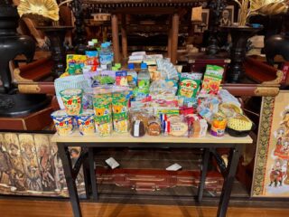 昨日無事にお盆行事を終える事が出来ました

お盆中という事もあり、中々アップする気力も無く間が空いてしまいました

沢山の方とお会い出来き、変わらずにお元気な方、また体調崩されている方、様々な方と、一緒に時間を共有出来た事は、先祖様や仏様のお陰かと思いました

息子も3年目の夏でしたが、お経も大きな声で唱和してくれて、素直に表現出来ないけど嬉しかったです

少しだけ休息して、秋彼岸、年末年始に向けて支度を始めます

#愛知県 #名古屋#春日井市#寺社 #お寺#婚活 #出会い #恋愛#お盆 #盂蘭盆会 #お盆休み #感謝 #祖先 #供養 #初盆 #お墓参り