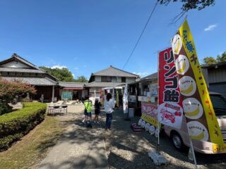 ボッーとしていたらいつの間にか、10月に入っておりました
先月の龍神様の開眼より半月が過ぎました
余韻に浸る間も無く、日々が静かに動いてる感じがします

明日10月４日より１週間、CCNet地デジ１２にて、『ウィークリーかすがい』で、開眼法要を放送して頂きます　
下記に放送時間参考下さい

土日　　６時30分、7時30分、12時、14時、17時、20時、22時
月水金　7時、8時、10時、12時、18時、21時、23時
火木　　６時30分、7時30分、12時、15時、17時、19時、22時

長男はTV取材が来る事を知り、嫌々だった法要に機嫌良く出頭してくれましたが、実はそれ以上に私が1番楽しみにしていたのは、ココだけの話にして下さい

#愛知県 #名古屋#春日井市 #春日井風景 #春日井グルメ#寺社 #寺院 #心の平穏 #歴史 #お寺巡り #龍神 #神秘的 #ドラゴン #神話 #幻想的 #美しい #感動 #癒し #アート#テレビ #テレビ好き #面白い #家族 #観る #エンターテインメント#CCネット #CCネットサービス #楽しい生活 #心温まる