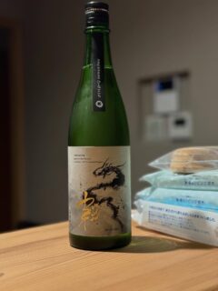 名古屋迄の出向いた帰りに、今池付近の酒屋さんに寄り道
というものの、静岡の法友と食事した際に、冗談ながら『松の司大吟醸贈ってねー』言われて、見付ける事が出来ました

店長だと思う方と、お酒話で盛り上がり、『本当の酒好きじゃないと飲まない酒ですよー』なんて言って頂き、『あぁ、確かにそうだわ』と心の中で呟き、法友の顔を思い出す
一升瓶か四号瓶か迷ってると、店長がこんな事を言ってくれました
『このお酒は特に、瓶を空けてから３日から５日目が1番美味いのよー　中には急いで飲むお酒もあるけど、それは人それぞれだしねー』
勿論の事ですが、大きい方を郵送して貰いました

今迄は出来るだけ、旨みが無くなる前にと思っていましたが、店長の話を聞いて考えが変わりました
人と人との出会いもそうですが、１度や２度会って意気投合する仲もあれば、５回会って意気投合する事もがあれば、水と油の関係になる事もある事です
人間もお酒も時間を掛ければ、その人の良さやうま味が出てくるという事かもしれません
明日からもまた生きて行く活力を頂いた尊い時間でした

追記　写真の瓶はRYUSUISENというお酒を自分用に購入しました
　　　というのも、辞めようとしていた酒蔵を買取り、新しくこのお酒を造られた様です　再生という形と龍神さんのデザインに、私と当山が重なり買った次第です

#愛知県 #名古屋#春日井市#寺社 #寺 #癒し #感動 #心安らぐ龍神
#日本酒 #地酒 #日本酒好き #美味しい #日本酒ファン #sake