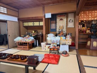 弘法さんの縁日、何とか迎える事が出来ました

弘法さんのお参りは、８時よりお昼迄となっております

どうぞ、お子様お連れ頂きましてご来山下さい‼️

午前10時よりは出店の方もオープン予定です‼️

貴重な日曜日を、静かなお寺でお過ごし下さい‼️

🎪笑い処PUOK
@egaoshi_hozuki
🎪 ゆきまるけ
@yuki_maruke
🎪 想～筆むすび～
🎪 salonいろは柏原
@femcare.kashihara
🎪 がまぐちのすずちゃん　
@g.suzu.g
🎪お菓子工房つむぎ&ハッチハウス
@okashikoubou_tsumugi
🎪 リンハウス
@rin.house55
🎪 喫茶タンポポ

🚚 いもっ娘
@imokko_tsuboyaki
🚚サボ屋アミーゴス
@saboya_amigos
🚚 黒ひょうさんcafe.
@kurohyousann
🚚　Ponoチュロス(ポノチュロス)
@pono_churros

#春日井市
#縁日
#弘法様
#龍神
#出会いの場