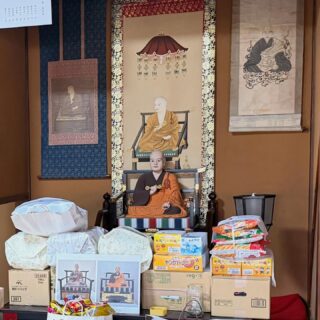 4月19日早朝より、弘法さんの縁日としてお参り下さりまして、御礼の程申し上げます

午前は弘法さん、午後は落語家 笑福亭智丸氏による一席

昨年同様、1日仕切りなしの方々に賑わっておりました

それぞれの思いで来山頂いた事かと思いますが、皆さんの笑顔を見ていますと企画した甲斐があったなぁと思う次第でした

また出店者の方々に於かれましても、当山にご尽力の程賜りまして有難う御座いました
充分な事も出来ないまま、お帰り頂いた事が１つ悔いやまれます

次回縁日、9月20日日曜日、龍神様の縁日として企画しております

どうぞ、お参り頂きます様、ご予定下さい

#春日井市
#弘法様
#縁日 
#お寺
#龍神