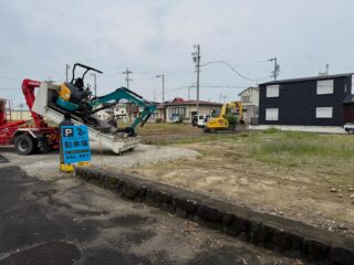 樹木の伐採抜根、パート2

１日目終了となりました

推察すると、本堂西側の側面が丸裸にされたのは、何10年振りなのか、何100年振りなのか、分かりませんが、スッキリと致しました

また歴代住職のお墓も丸裸となり、この数々の方々が居たからこそ、当山が400年以上続いている事を、改めて尊さを感じます

後世にも、当山が地域の方々の拠り所となる事を願って止みません

#春日井市
#寺院
#龍神
#工事
#きれいになる