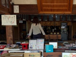 ヨガ体験日、参加者11名にて無事に終わらせて頂きました
天候も良く、暑さに加えて涼しい風が吹いていて、贅沢な時間でした

ご参加の方、また講師の先生有難う御座いました‼️

来月からヨガレッスンが始まりますが、ゆる〜い感じで進めて行く様です♪

3ヶ月分、先払いとなりますが、かなりお得だそうです🉐

6月2日　16日　30日
7月7日　14日
8月4日

全て、午後1時から2時30分となっております

料金　3ヶ月分にて6,000円となっております

最近、私自身も健康に気を付けております
お寺でヨガなんてない様な空間で、健康になって頂ければ幸いです☆

#春日井市
#寺院
#東山ヨガ道場
#健康
#贅沢