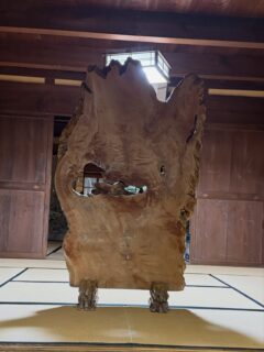 急に暑さが厳しくなって参りましたが、身体が慣れておらずバテバテとなっております

今日はお盆加担もひと段落の日、縁があり１枚板のついたてをお迎えしました
以前より、欲しい欲しいと思っていた１枚板のついたてでしたが、龍神様をお迎えしてから様々な方や物に縁を感じながら寄って来てくれています

個人的にはしっくりと来てると、思っています
子孫末期迄とは言い切れませんが、大事にさせて頂きたく思っています

#春日井市
#寺院
#ついたて
#一枚板
#縁