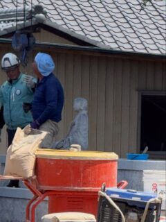 多忙な３連休も終わり、平常通りかと思いきや、溶ろける様な暑さ‼️

その中、朝から石仏の移動が始まりました
この石仏安置改修工事に併せて、過分なる浄財を賜っております
誠に有難う御座います

本日午後からは、定例となるヨガ教室
６名もの参加者様に、くらしのニュースさん、CCネットさん、とお客様来山です

面白いお話も聞けて、井の中の蛙を思い知らされます

お盆が直ぐそこまで迫って参りましたが、今年は境内地整備の為、キレイに整えらないと思ってます
出来るだけの事はしていこうと思っています

呉々も水分補給しつつ、暑さを乗り越えたいものですねー

#春日井市
#寺院
#石仏
#ヨガ
#取材