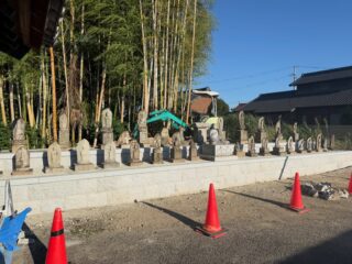 またまた週末となりました
春日井の気温も厳しい状況、室内の畳ですら熱を感じる所でした

その中、石屋さんには頭が下がる思いで、石仏安置に安座地もキレイにして頂きました

最終的な完成は9月以降になるかと思いますが、お盆前に石仏さん達が再度安座して貰えて一安心です

しかしながら、竹藪がうっそーとしております
寺庭とも話は進めますが、今冬には竹林に近付ける方向でいます
大揉めになるかと思いますが、これもお寺が良くなる為です

#春日井市
#寺院
#石仏
#弘法様
#竹林