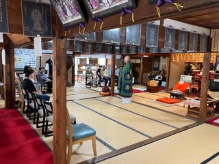 9月15日火曜日午後３時開式
龍神様「青巡」「青護」開眼法要

無事に円成する事が出来ました
平日にも関わらず、法友寺院、檀信徒の方々、縁のある方、春宮宝珠様に花樂苑の皆様がお参り下さりました
改めて、お参り賜りまして心より深謝申し上げます

朝からの天気も一変し、過ごし易い気候かと思いきや、法要中暑くて暑くて、衣の下は汗が流れていました
一時、エアコンの温度設定を間違えたかと思いましたが、きっと私の周りを龍神様が縦横無尽に掛け巡ってたんじゃないかと思いました
こんな考え、10年前の私には無理でしたが、（偉そうに‥）何かが備わってきたのかと気付かされました
まだまだ知足ではありませんが、足りない事がなんなのかを確認したい所存です

4体の龍神様とこれからも真摯に向き合い、歩歩を進めて行きます
今週20日日曜日、龍神様との縁を繋いでもらう為の縁日です
お昼午後２時よりは音楽ライブも予定しております

お出掛けの予定もあろうかと思いますが、どうぞゆったりした時間を当山の境内地にてお過ごし下さい

#春日井市
#寺院
#龍神
#開眼法要
#天龍　天海　青護　青巡